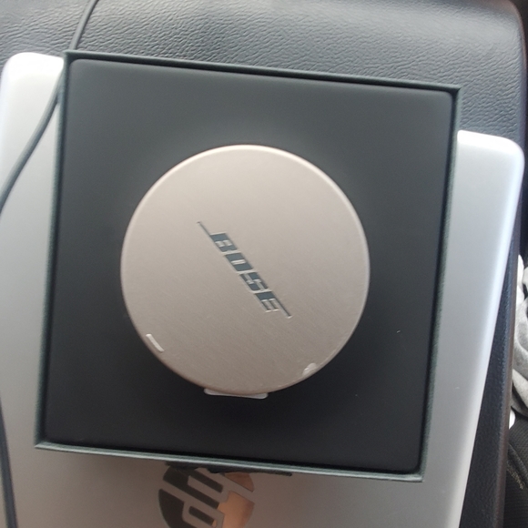 Bose earbuds - Picture 3 of 4